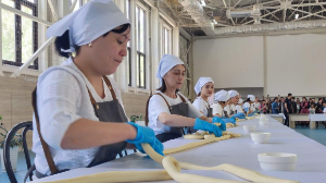 Қазақстан халқының достығы: Алматыда ең ұзын лағман дайындалып, елімізде жаңа рекорд орнатылды