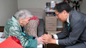 Алматы әкімі Ұлы Отан соғысының ардагерлерін Жеңіс күнімен құттықтады