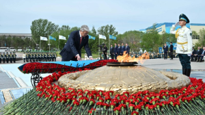 Қасым-Жомарт Тоқаев «Отан Ана» монументіне гүл шоғын қойды