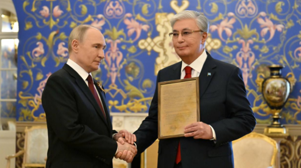 Путин Тоқаевқа әкесі Кемел Тоқаевты марапаттау парағын табыстады 