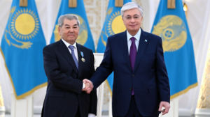 Президент көрнекті мемлекет және қоғам қайраткері Қуаныш Сұлтановқа «Отан» орденін cалтанатты түрде табыстады