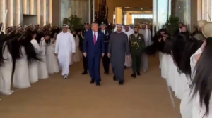 БАӘ Трампты ерекше шаш биімен қарсы алды. Бұл қандай дәстүр?