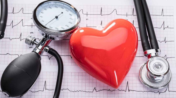 DSM arterıalyq qysymdy baqylap, skrınıngten turaqty túrde ótýge shaqyrady