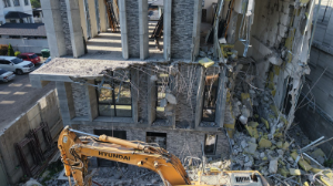 Алматының Бостандық ауданында заңсыз екі нысан бұзылып жатыр