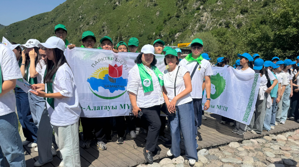 Almatylyq oqýshylar taý baýraıynan 2,5 tonna qoqys jınady