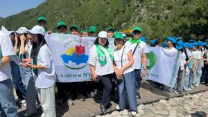 Алматылық оқушылар тау баурайынан 2,5 тонна қоқыс жинады