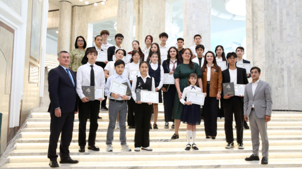 «Bala úni»: Almaty qalasy ákiminiń orynbasary daryndy oqýshylarmen kezdesti