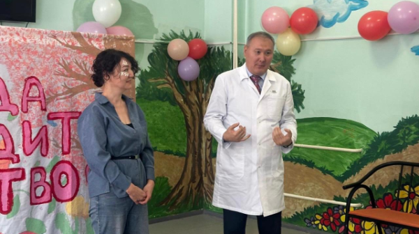 Almatynyń saýyqtyrý ortalyǵynda balalar spektákl usyndy