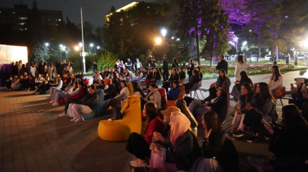 Almaty jastary ashyq aspan astynda tegin kınony qaıdan kóre alady?