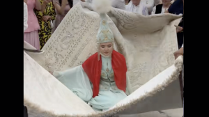 Қазақта қызды кілемге отырғызып ұзату салты бар ма?