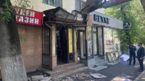 Алматының орталығында тұрғын үй маңындағы екі қосалқы нысан сүріліп жатыр