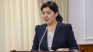 Экс-министр Ажар Ғиният екі аяғынан айырылған астаналық қызға көмектесетінін айтты