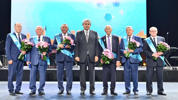 ەلدىڭ ەڭ ۇزدىك مەديسينا قىزمەتكەرلەرى ماراپاتتالدى 