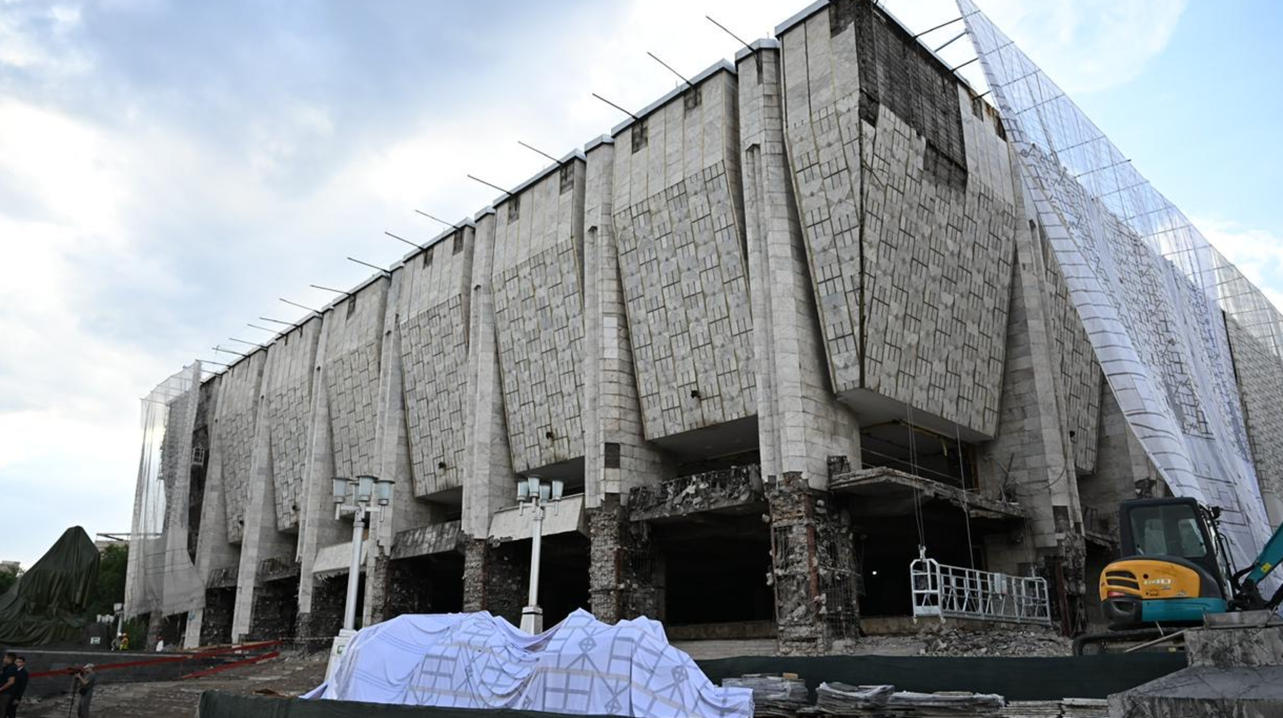 Darhan Satybaldy Áýezov atyndaǵy teatrdyń qaıta jańǵyrtý jumystarymen tanysty