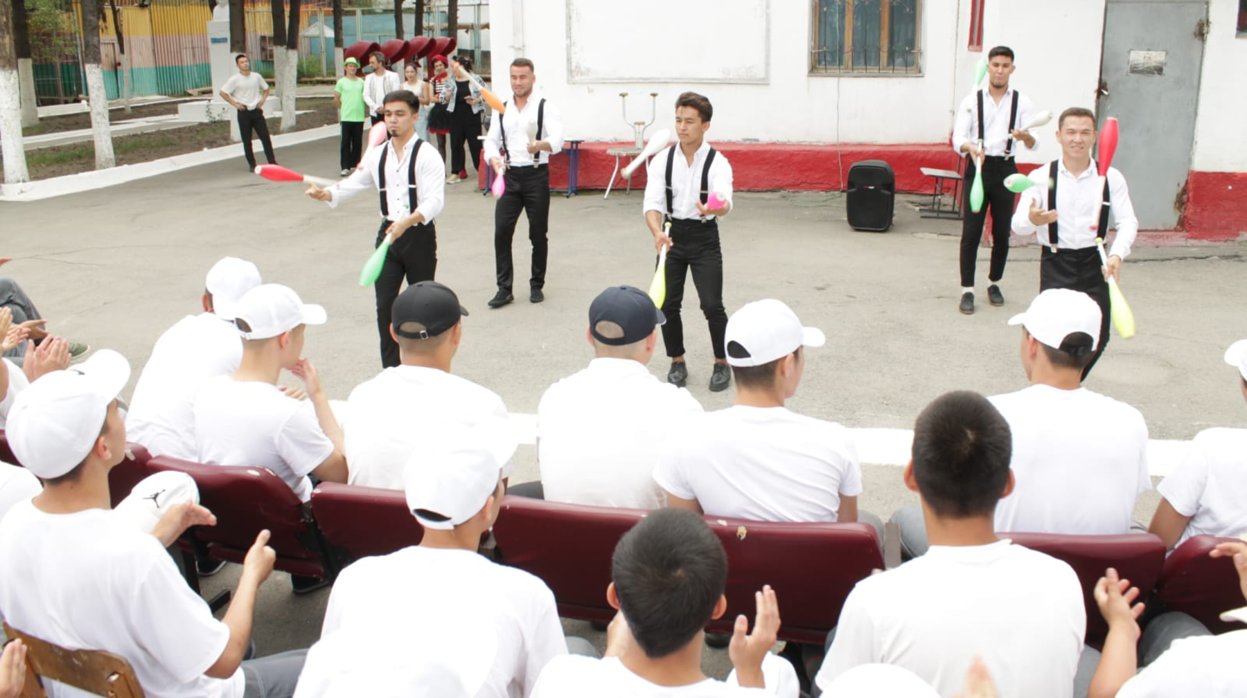 Almaty sırkiniń ártisteri kolonıa balalaryna kóńildi sátter syılady