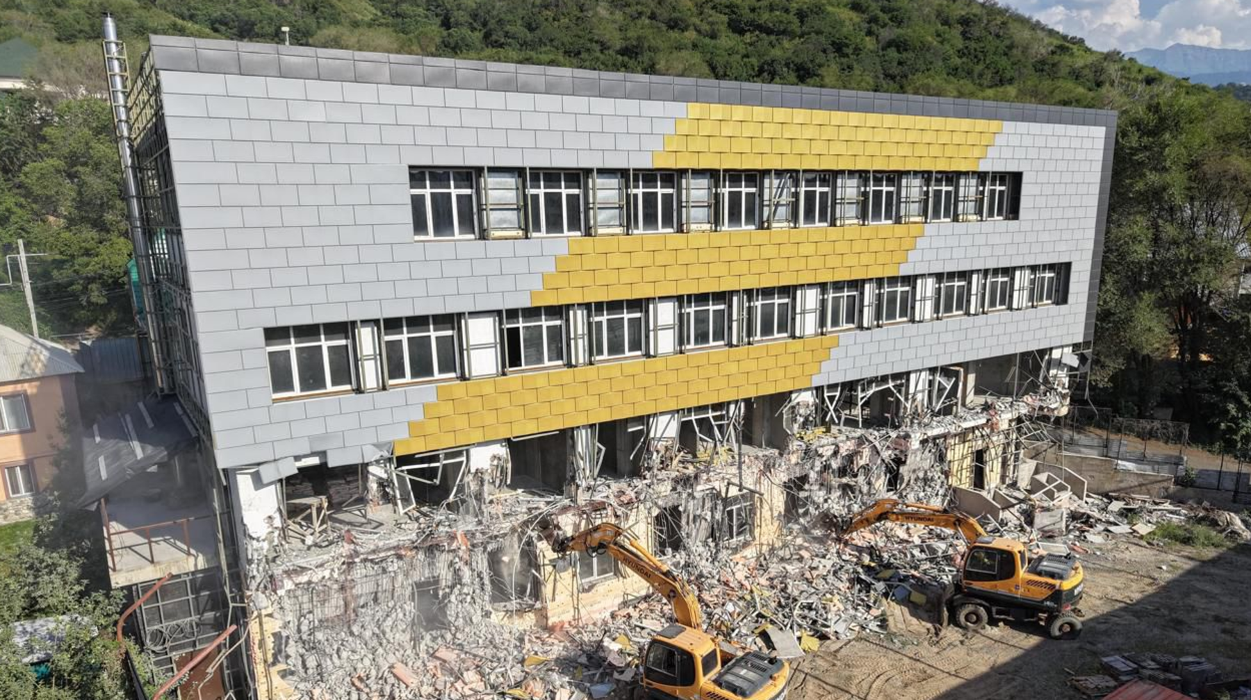 Almatynyń sot sheshimimen taý bókterinde salynyp jatqan iri nysan súrilip jatyr