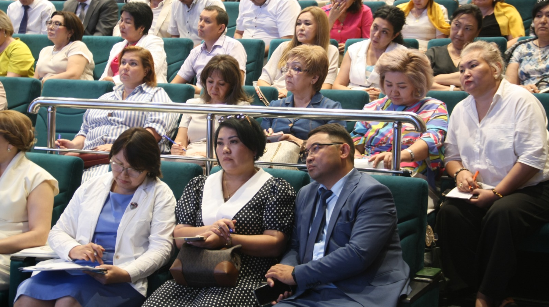 Almaty qalasynda Bilim basqarmasynyń 2024–2025 oqý jylyndaǵy jumys qorytyndysy shyǵaryldy