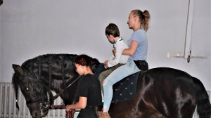 Алматыда ерекше қажеттілігі бар балалар иппотерапия курсынан өтті