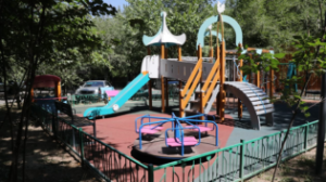 Алматыда Жандосов көшесіндегі аула абаттандырылды