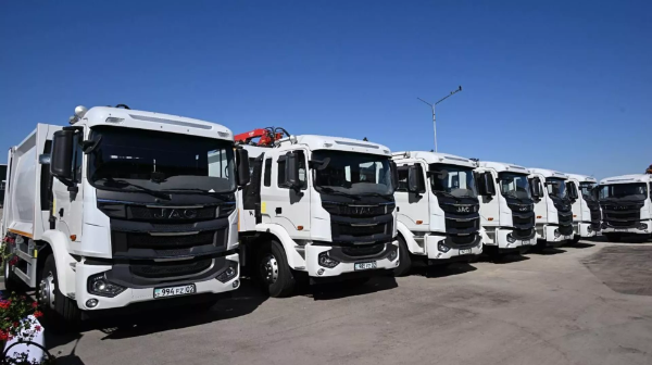 Алматыда қоқыс шығаруға арналған 50 жаңа техника пайдалануға берілді