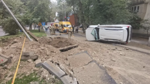 Алматыда газ құбыры жарылды: көлік аударылып, бірнеше адам зардап шекті