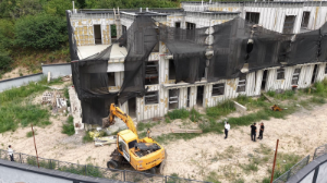 Алматының тау бөктерінде салынған таунхаус сүріліп жатыр