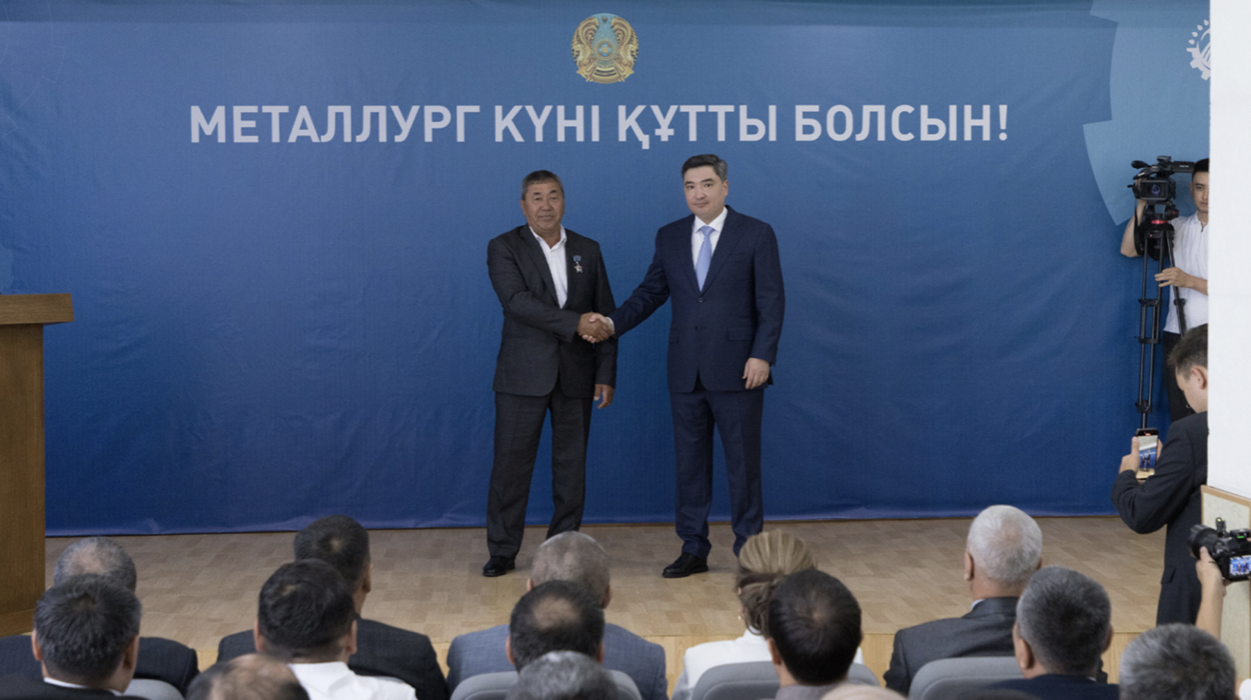 Bektenov metalýrgterge Prezıdent atynan memlekettik nagradalar tabystady