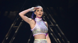 Танымал әнші биіктен құлап кете жаздады - видео 