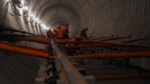 Алматыда "Қалқаман" метро станциясына дейінгі жаңа тоннельге рельс төселе бастады