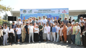 Абайдың 180 жылдық мерейтойына орай алматылықтар Абай даңғылы бойында өткен сенбілікке белсене қатысты