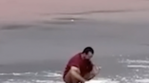 Тұрғындар Көбейтұздан қызғылт тұзды жаппай қазып әкетіп жатыр