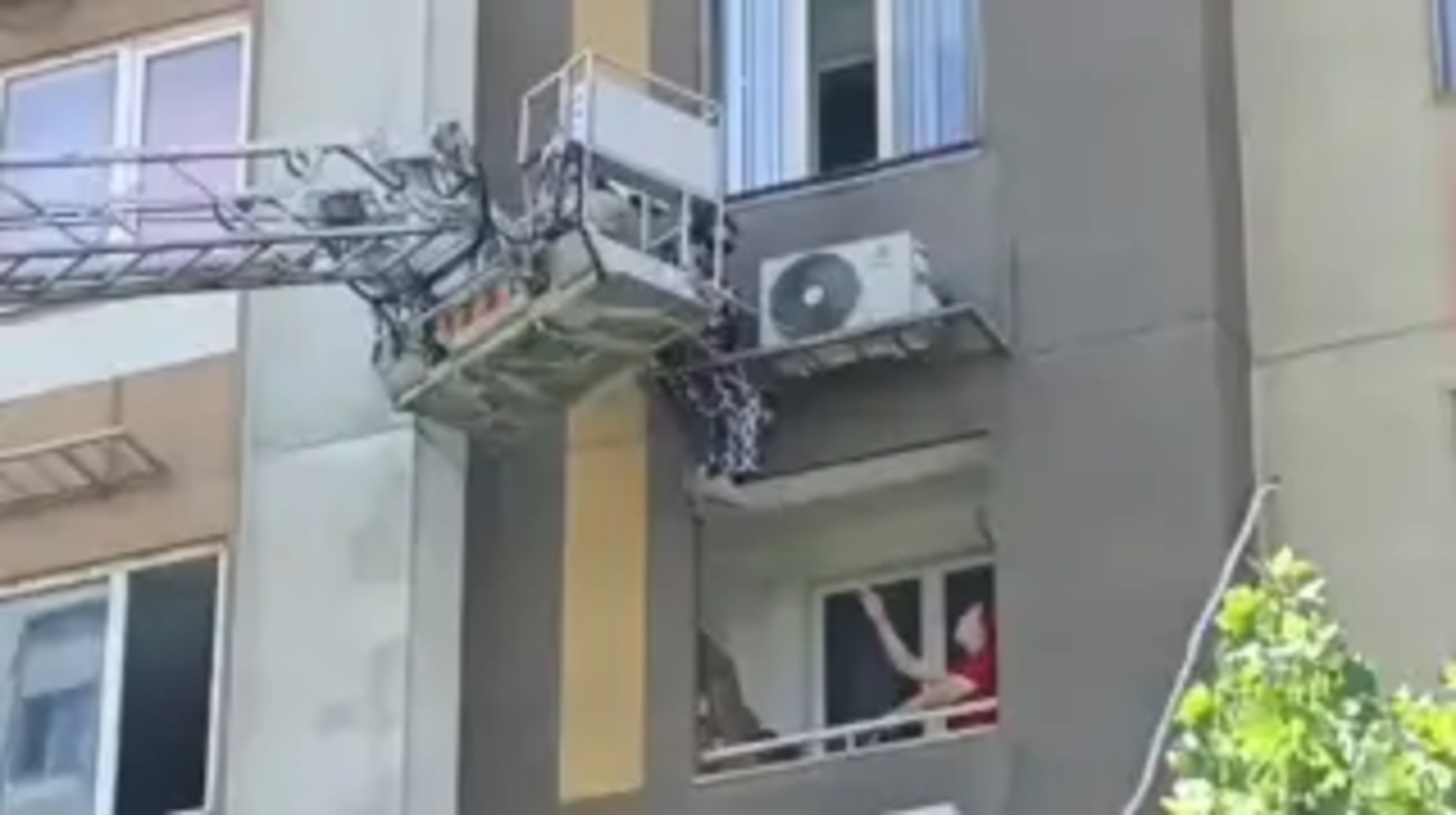 تەرەزە جۋامىن دەپ قۇلاپ كەتە جازداعان: الماتىدا قۇتقارۋشىلار ايەلدى امان الىپ قالدى