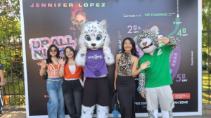 Алматы мереке қарсаңында: маскоттар мен көше әртістері Дженнифер Лопестің концерті алдында шаттық сыйлауда