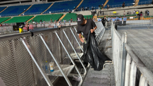 Дженнифер Лопестің Алматыдағы концертінен кейін: еріктілер мен жастар «Taza Qazaqstan» акциясы аясында Орталық стадионды тазалады