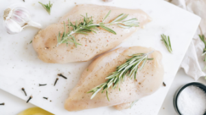 Алматыда 200 тоннадан аса тауық еті төмендетілген бағамен сатылады