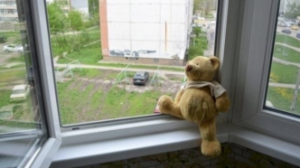 Павлодарда әйел 7 жасар ұлын терезеден лақтырып жіберді: баланың жағдайы айтылды