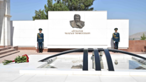 Тоқаев Шыңғыс Айтматовтың бейітіне барып, Құран бағыштады