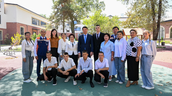 Almaty ákimi «Januıa» kesheninde jáne «Baǵanashyl» balalar úıinde boldy