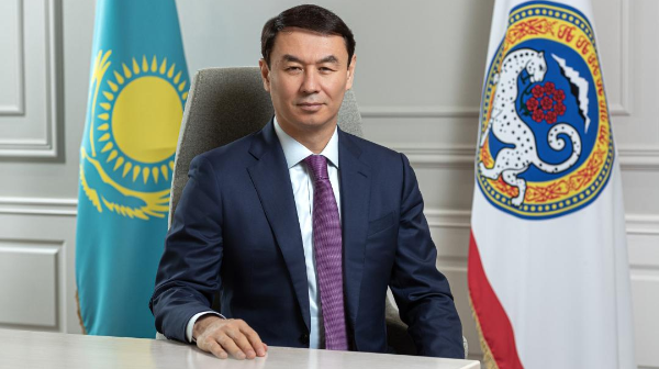 Darhan Satybaldy almatylyqtardy Konstıtýsıa kúnimen quttyqtady