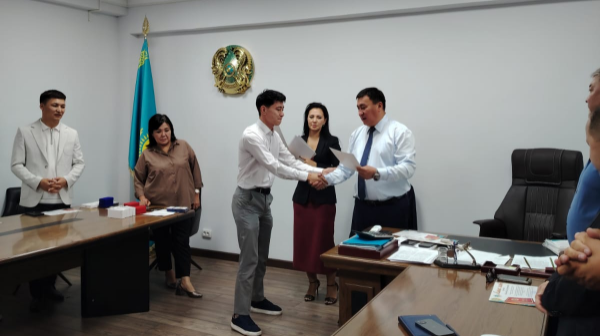 Halyqqa qyzmet kórsetý ortalyǵy mamandarynyń eńbegi baǵalandy