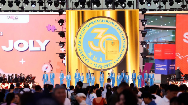 Almatyda Konstıtýsıa kúnine arnalǵan merekelik konsertke 10 myńnan astam kórermen jınaldy