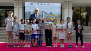 Балалар ағаларына алғыс айтады