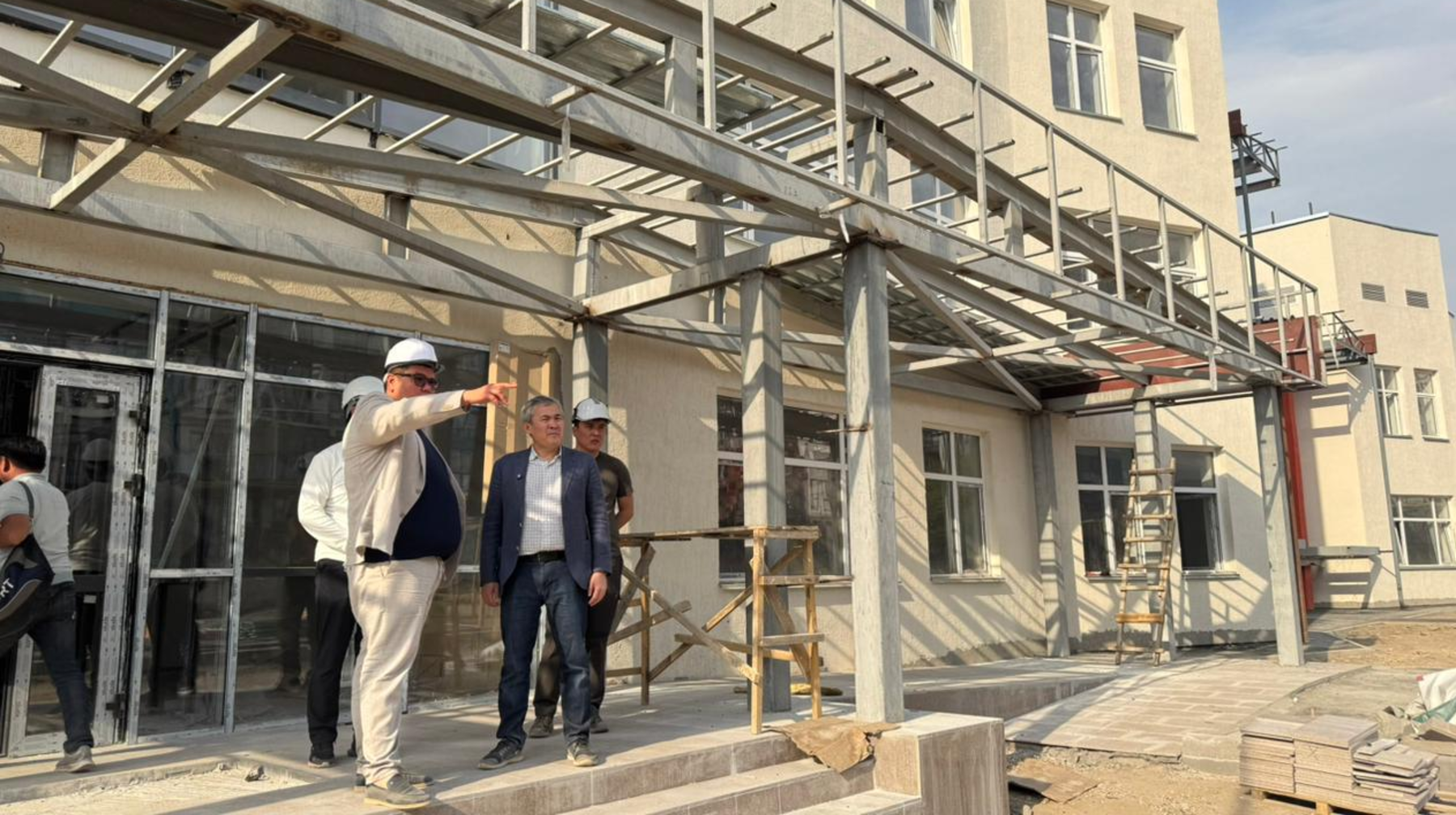 Almaty ákiminiń orynbasary Naýryzbaı aýdanyndaǵy mektep, balabaqsha men emhananyń qurylys barysyn tekserdi