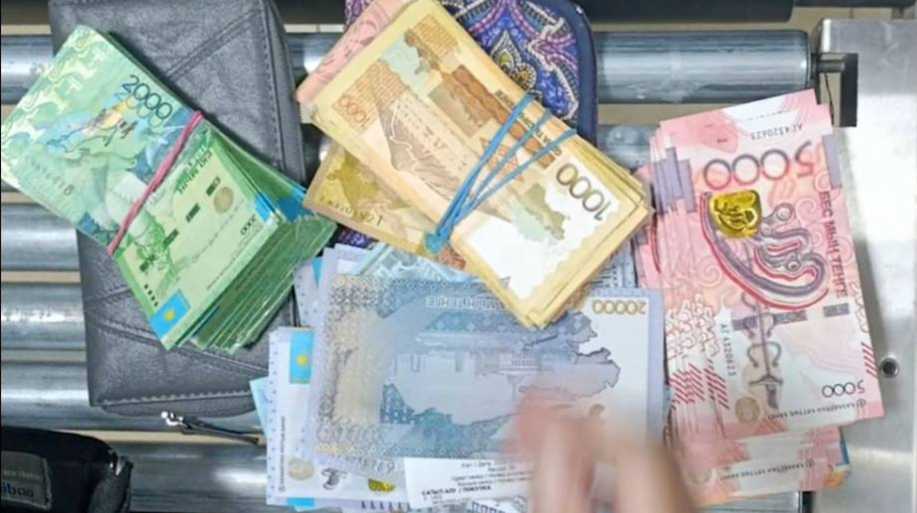 Almaty polıseıleri iri kólemdegi ınternet-alaıaqtyqtyń aldyn aldy