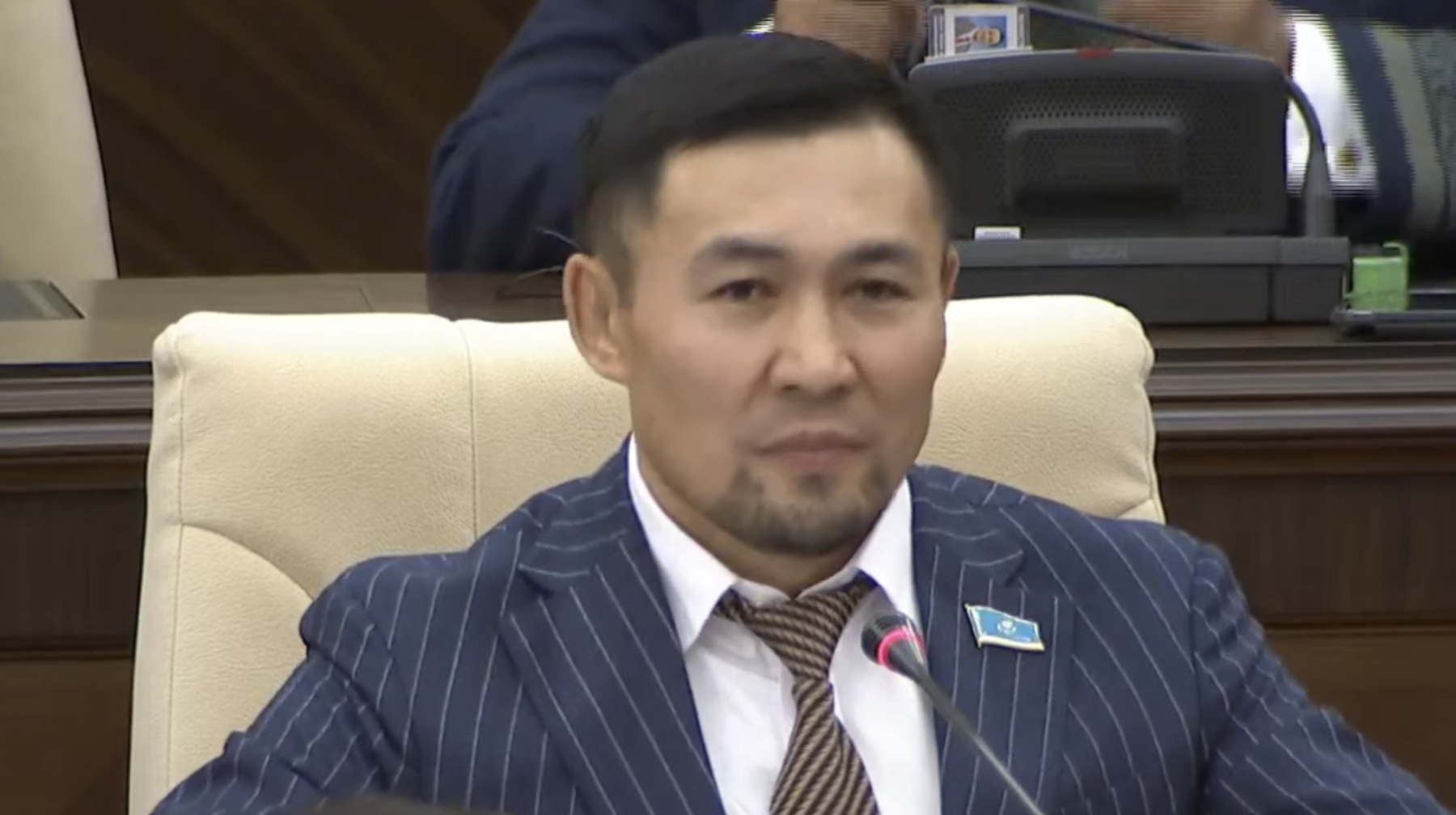 Depýtat Ardaq Nazarov Májilis otyrysynda anasyn quttyqtady