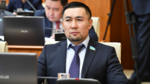 Мәжілістегі "Сазды сәлем". Депутат Назаров анасын мерейтойымен неге мінберде құттықтағанын түсіндірді