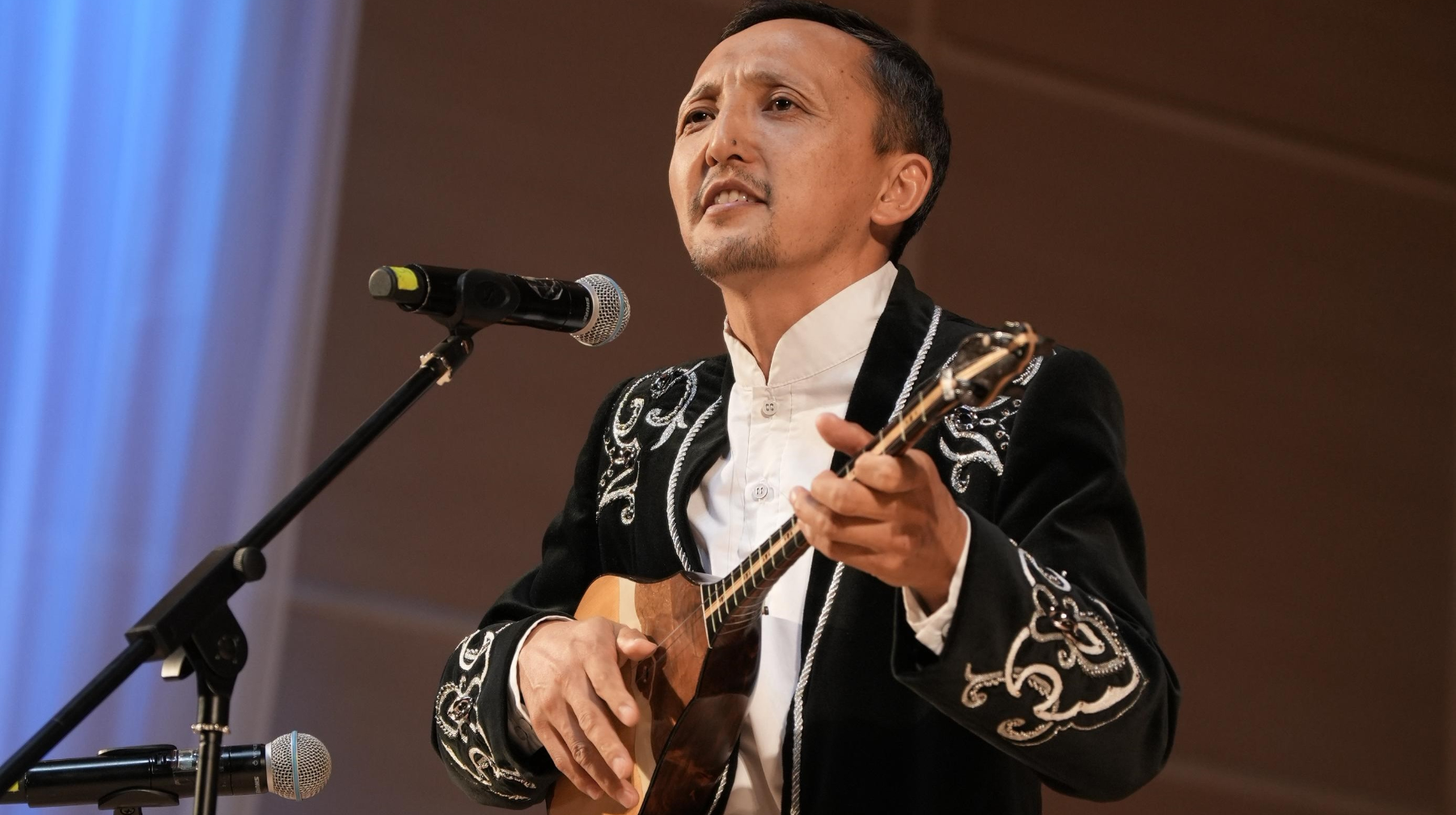 Jambyl atyndaǵy qazaq memlekettik akademıalyq fılarmonıa solıseri 90 maýsymǵa qadam basty