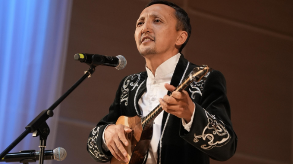 Jambyl atyndaǵy qazaq memlekettik akademıalyq fılarmonıa solıseri 90 maýsymǵa qadam basty