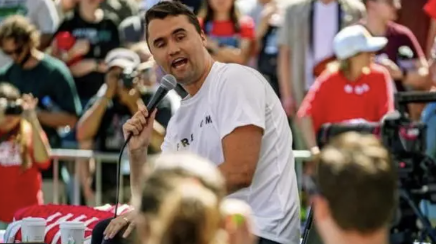 Amerıkalyq bloger ári Tramptyń jaqtasy jurt aldynda oqqa ushty 