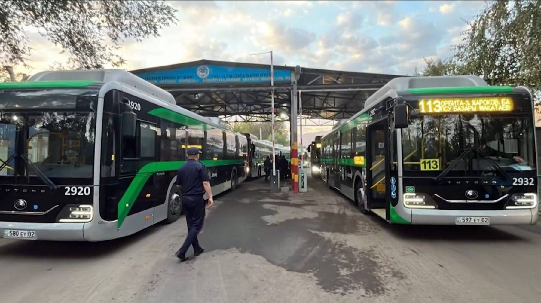 Almatyda polısıa avtoparkterdi tekserdi 